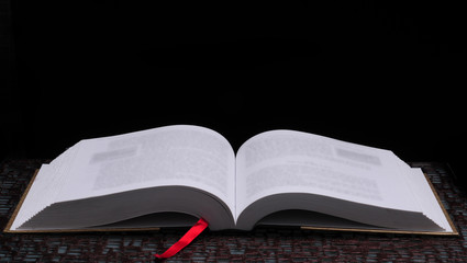 在赤道正上方的同步卫星距离地球中心的高度都相等吗？