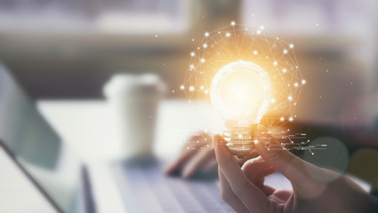 在赤道正上方的同步卫星距离地球中心的高度都相等吗？