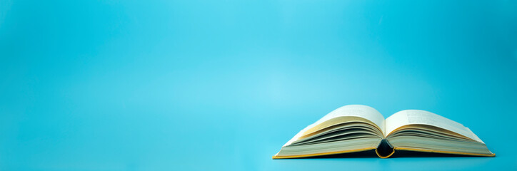 在赤道正上方的同步卫星距离地球中心的高度都相等吗？