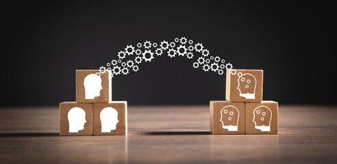 在赤道正上方的同步卫星距离地球中心的高度都相等吗？