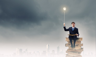 在赤道正上方的同步卫星距离地球中心的高度都相等吗？