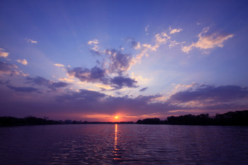 在赤道正上方的同步卫星距离地球中心的高度都相等吗？